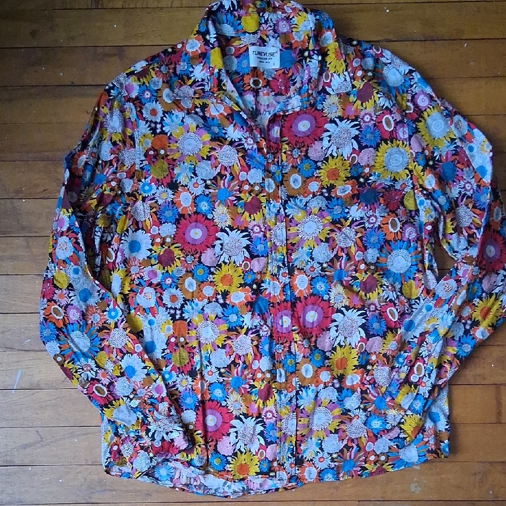 Tunevuse Size L Floral Button Down